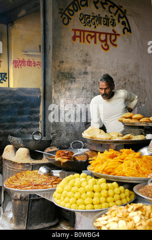 Garküche kochen, Anbieter bietet eine Auswahl an indischen Speisen, Pushkar, Rajasthan, Indien Stockfoto