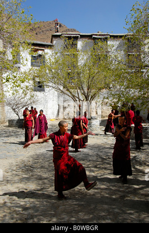 Buddhistische Mönche tragen rote Roben debattieren im Innenhof des Kloster Sera, Lhasa, Tibet, Asien Stockfoto