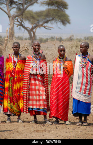 Bunt gekleideten Massai Frauen stehen in der Savanne, Amboseli Nationalpark, Kenia, Afrika Stockfoto