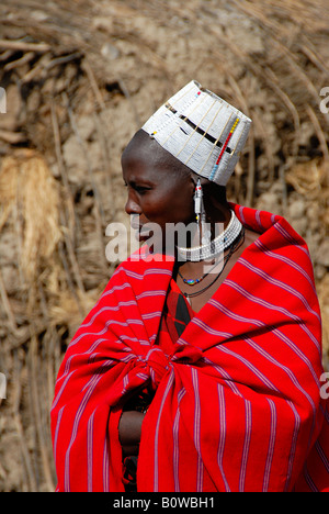 Masai Frau in einem roten Tuch gewickelt und trägt einen weißen Kopf Hut, Serengeti, Tansania, Afrika Stockfoto