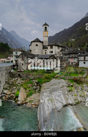 Berg Dorf Lavertezzo im Valle Verzasca Tal, Tessin, Schweiz, Europa Stockfoto