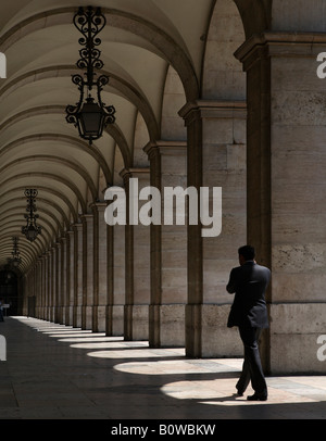 Mann zu Fuß durch einen gewölbten Gang, Lissabon, Portugal Stockfoto