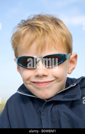 Five-Year-Old Boy mit Sonnenbrille Stockfoto