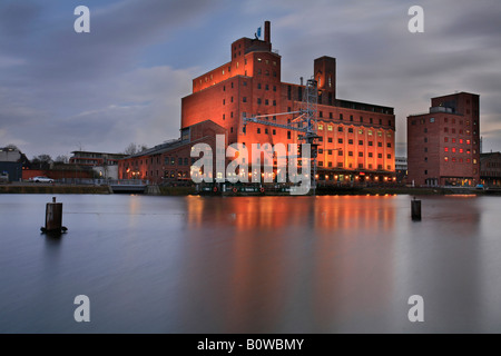 Innenhafen-Hafen und der Business-Kontor und anmutende 21 Gebäude in Duisburg, Nordrhein-Westfalen, Deutschland, Europa Stockfoto