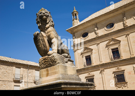 Ubeda, Provinz Jaen, Spanien.  Löwenstatue außerhalb Palacio de Las Cadenas. Stockfoto