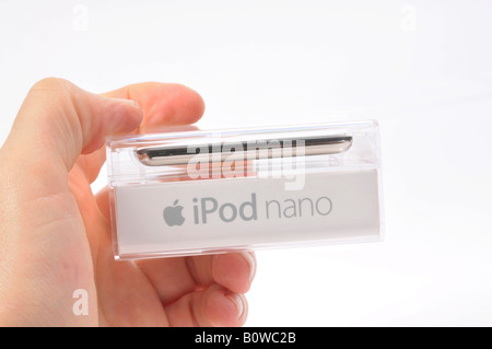 Hand mit Apple iPod Nano, schwarz, in original-Verpackung Stockfoto