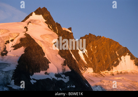 Gipfel des Mt. Großglockner gesehen von der Carnithian Seite mit Aufstieg Spuren im Abendlicht, Hohe Tauern Range, Carnithia, Aust Stockfoto