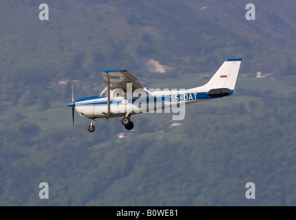 Cessna 172 Skyhawk kleine Privatflugzeuge, die tief im Anflug auf den Flughafen Ljubljana, Slowenien, fliegen Stockfoto