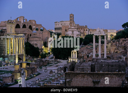 Von links nach rechts: Tempel des Antoninus und Faustina, Basilika des Maxentius und Konstantin, Kolosseum, S. Francesca Romana, Vesta T Stockfoto