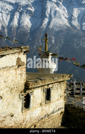 Stupa und Gebet Fahnen, Gompa Kloster vor schneebedeckten Berghang, Ngawal, Annapurna Region, Nepal, Asien Stockfoto