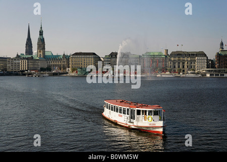 Blick über den See Binnenalster, die Einkaufsmeile Jungfernstieg in Hamburg, Deutschland Stockfoto