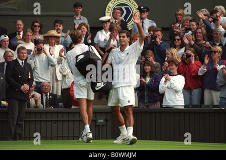 Wimbledon Tennis-Meisterschaften 1995 Pete Sampras verlässt Centre Court mit Greg Rusedski nach dem Sieg gegen die britischen Spieler Stockfoto