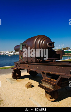 Malerischen Melbourne / A Vintage Kanone in Richtung der Bucht in Melbourne Vorort von Williamstown Gesichter. Stockfoto