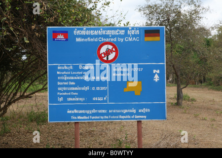Landmine-Clearance beachten Sie bis Jahresende Damm nach Beng Mealea in der Nähe von Phnom Kulen 25 Meilen östlich von Angkor, Kambodscha Stockfoto