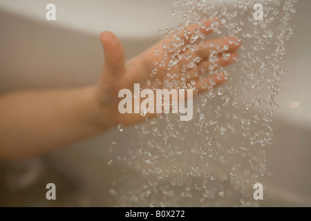 Eine Hand auf die fallenden Wassers zugehen Stockfoto