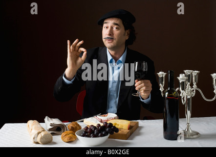 Stereotype französischer Mann mit Stereotypen französisches Essen Stockfoto