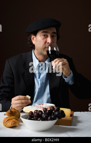 Stereotype französischer Mann mit Stereotypen französisches Essen Stockfoto