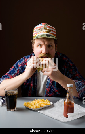 Stereotypen amerikanischen Mann isst einen burger Stockfoto