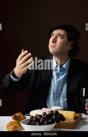 Stereotype französischer Mann mit Stereotypen französisches Essen Stockfoto