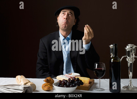 Stereotype französischer Mann mit Stereotypen französisches Essen Stockfoto