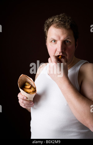 Stereotypen Engländer Essen Fish &amp; Chips in Zeitung eingewickelt Stockfoto