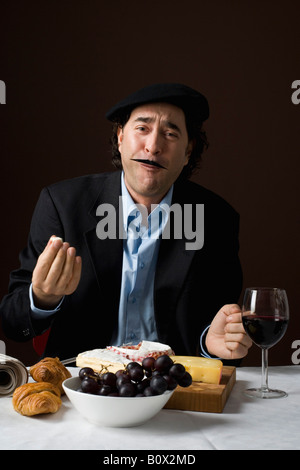 Stereotype französischer Mann mit Stereotypen französisches Essen Stockfoto