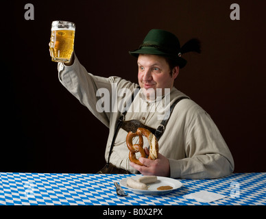 Stereotype deutscher Mann, lächelnd und heben ein Bier Stockfoto