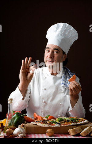 Stereotype Koch vergleichen eine Sonne getrockneten Tomaten und Rebe Tomate Stockfoto