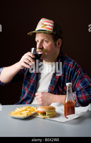 Stereotype amerikanischer Mann mit einer Fast-Food-Mahlzeit Stockfoto