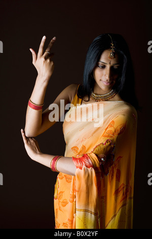 Eine Frau, die traditionelle indische Kleidung Stockfoto