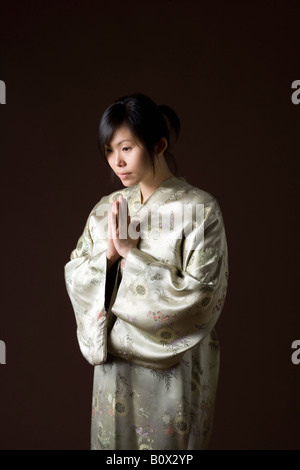 Eine Frau in einem Kimono Verbeugung Stockfoto