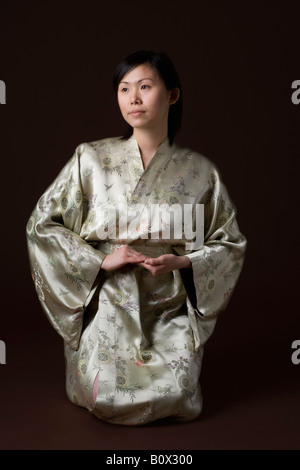 Eine Frau in einem Kimono kniend Stockfoto