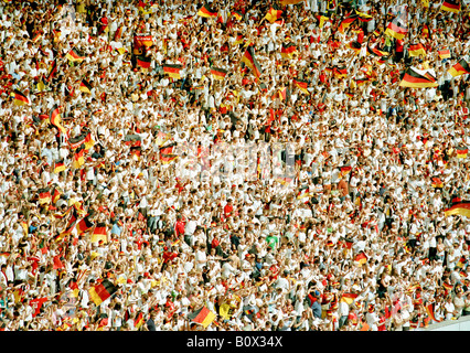 Eine Schar von Fans bei einem Fußball-Spiel Stockfoto