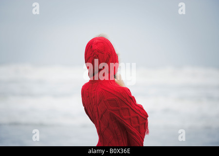 Rückansicht einer Frau trägt ein rotes Kapuzen top Stockfoto