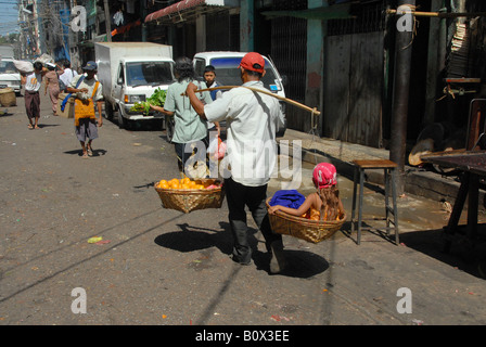 Straße Obst-Verkäufer mit seiner Tochter, Rangoon, Birma (Myanmar) Stockfoto