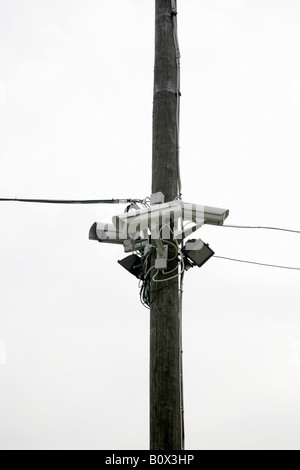 Drei Überwachungskameras auf einem Strommast veröffentlicht Stockfoto