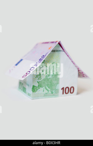 Eine fünf hundert-Euro-Banknote und einer hundert-Euro-Banknote gefaltet werden, um ein Haus aussehen Stockfoto