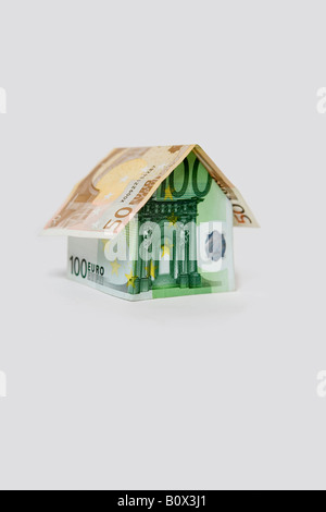 Ein 50 Euro-Banknote und einer hundert-Euro-Banknote gefaltet werden, um ein Haus aussehen Stockfoto