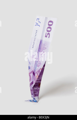 Ein Papierflieger aus einem 500-Euro-Banknote hergestellt stürzte auf der Nase Stockfoto