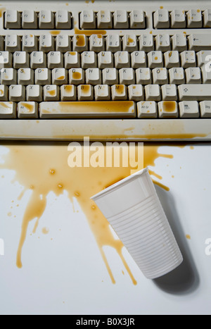 Verschütteter Kaffee auf einer Computertastatur Stockfoto
