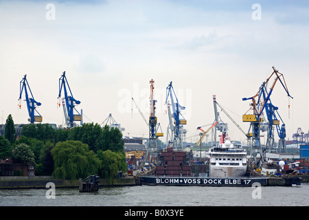 Hamburg-Hafen-Szene mit norwegischen Kreuzfahrtschiff "Braemar" im Trockendock bei "Blohm + Voss" Kräne im Hintergrund Stockfoto