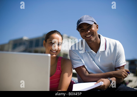 Studenten studieren auf dem campus Stockfoto