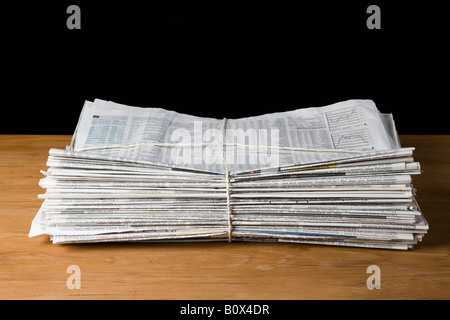 Ein Stapel Zeitungen gefesselt mit string Stockfoto