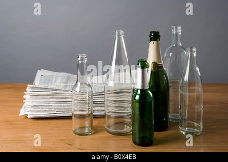 Einen Stapel Zeitungen und leere Flaschen Stockfoto