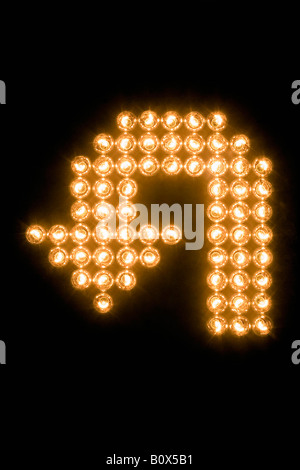 U-turn Symbol gemacht mit beleuchteten Glühbirnen Stockfoto