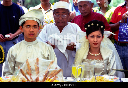 Malaiische paar während der Zeremonie Wich 'Akad Nikah' (Ehevertrag) ist Teil der malaiischen Hochzeiten. Kelang, Selangor, Malaysia Stockfoto