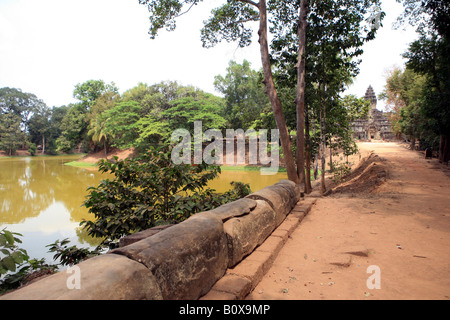 Damm über Graben, Khmer Tempel Bakong Teil 9thC Roluos Gruppe in der Nähe von Angkor Wat / Kambodscha Siem Reap Stockfoto