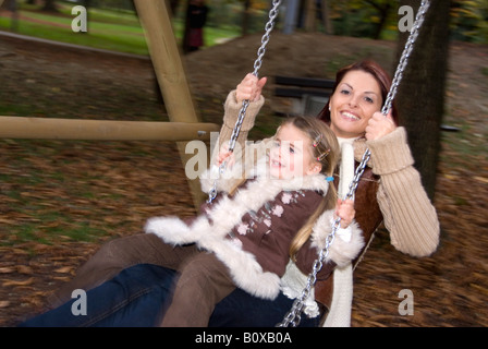 Mutter und Tochter auf einer Schaukel Stockfoto