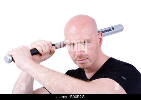 Leitung Glatzkopf mit Baseballschläger in seinen Händen schaut wütend in die Kamera Stockfoto