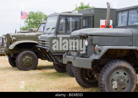 M35 und GMC Vereinigte Staaten Armee-LKWas und britische Carmichael Field Ambulance bei Smallwood Vintage Rally Cheshire England UK Stockfoto